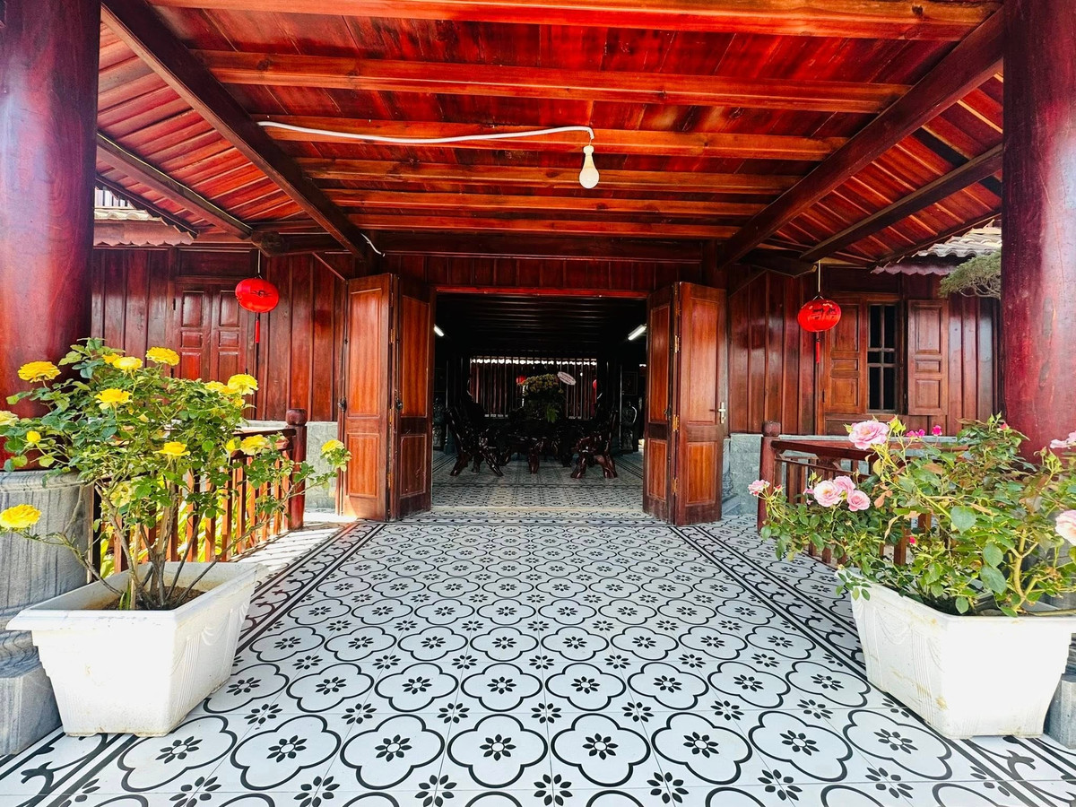 Ở khu nhà chính, nội thất chủ yếu bằng gỗ với tông màu trầm ấm. Ảnh: FB Hoàng Minh Bùi