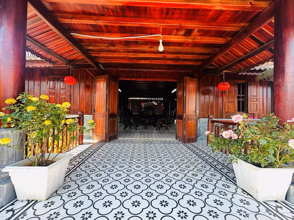 Ở khu nhà chính, nội thất chủ yếu bằng gỗ với tông màu trầm ấm. Ảnh: FB Hoàng Minh Bùi