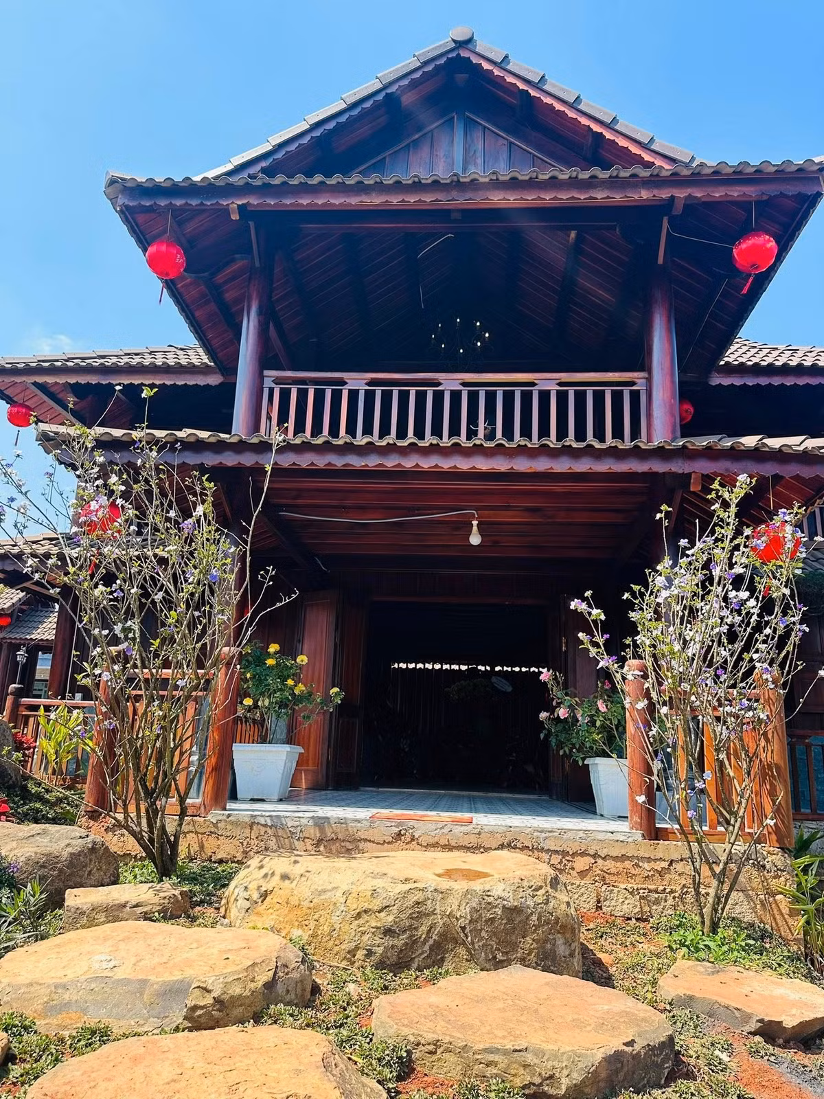 Biệt phủ của Hoàng Mập xây dựng theo phong cách nhà gỗ truyền thống, mang hơi hướng Á Đông. Ảnh: FB Hoàng Minh Bùi