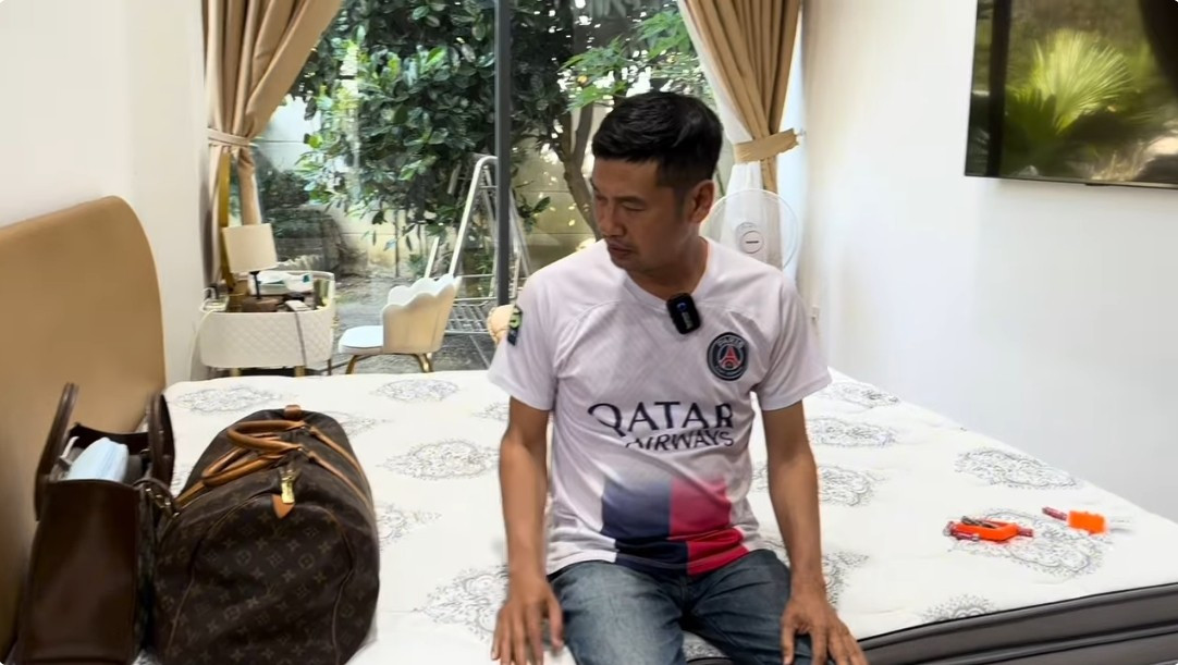 Phòng ngủ có cửa kính lớn nhìn ra sân vườn. Ảnh chụp màn hình