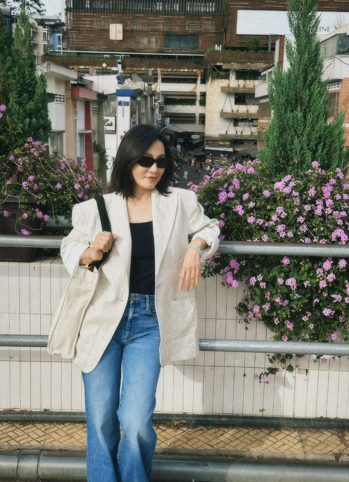 Thập niên 1980-1990, nghệ sĩ Hồng Đào là gương mặt đắt show của sân khấu trong nước. Đến nay, nữ nghệ sĩ vẫn được khán giả yêu mến, nhiều đàn em kính trọng. Ảnh FB Hồng Đào