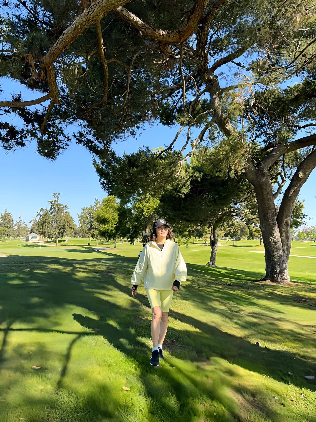 Trên trang cá nhân, nghệ sĩ Hồng Đào cho biết gần đây cô được nhiều người chúc phúc, thậm chí trách sao không mời đám cưới. Tuy nhiên, thông tin nữ nghệ sĩ tái hôn là sai sự thật. Ảnh FB Hồng Đào