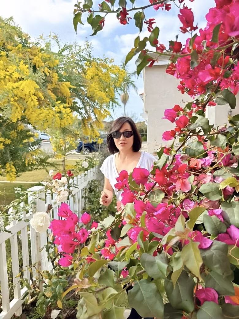 Hàng rào trắng trước hiên nhà được bao phủ bởi hoa giấy rực rỡ. Ảnh FB Hồng Đào