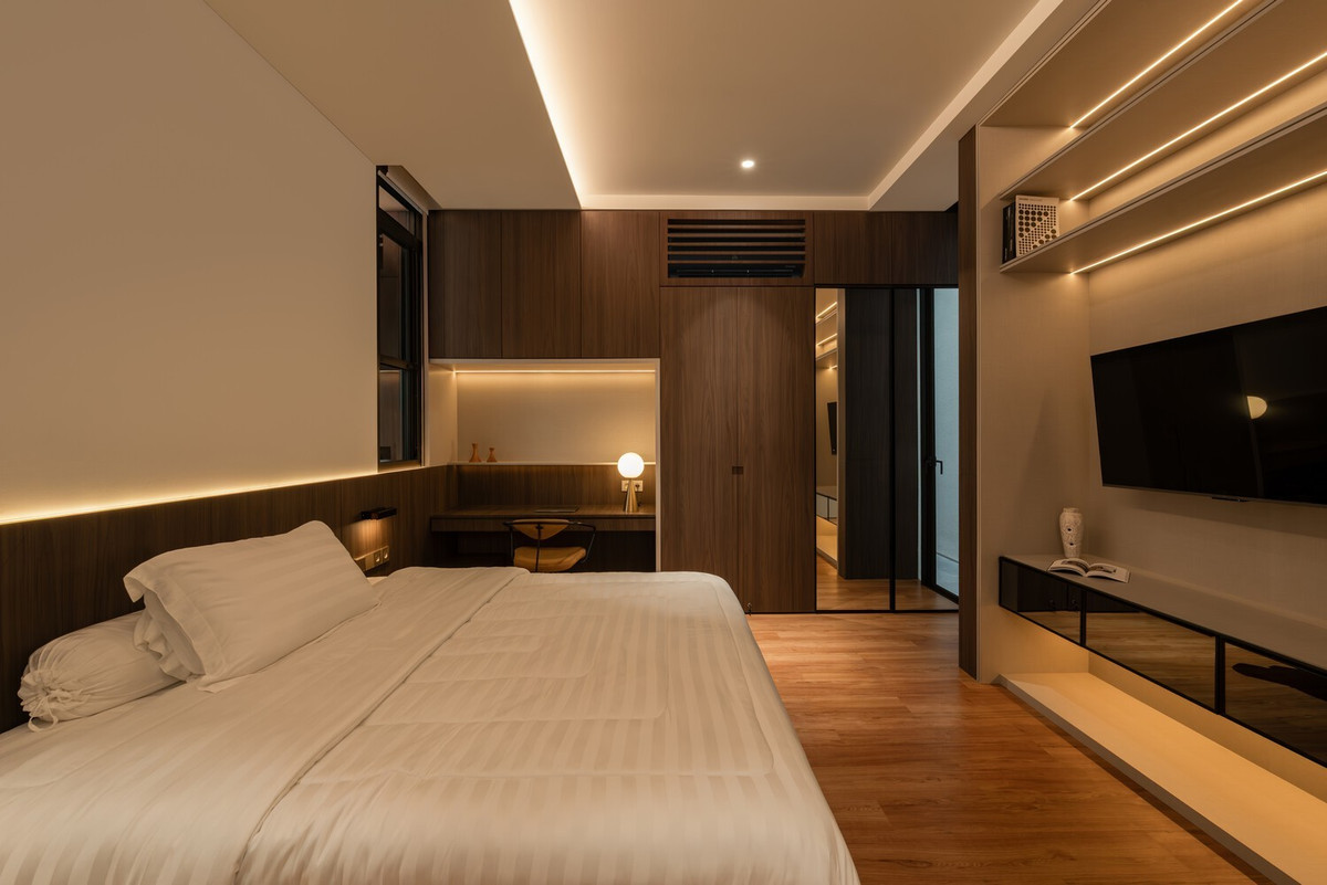 Tầng một cũng bao gồm một phòng ngủ với phòng tắm riêng. Ảnh: Arte Haus