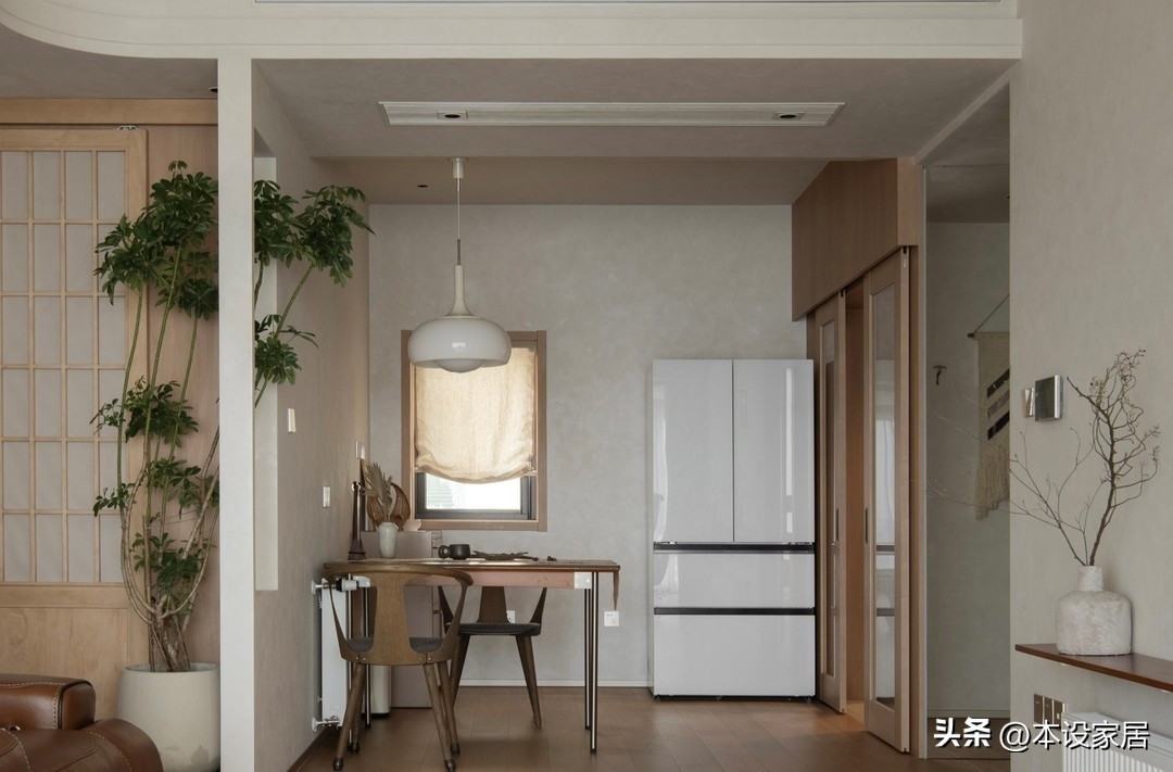 Bàn ghế ăn theo phong cách tối giản, phía trên là đèn treo tròn màu trắng. Ảnh: Toutiao