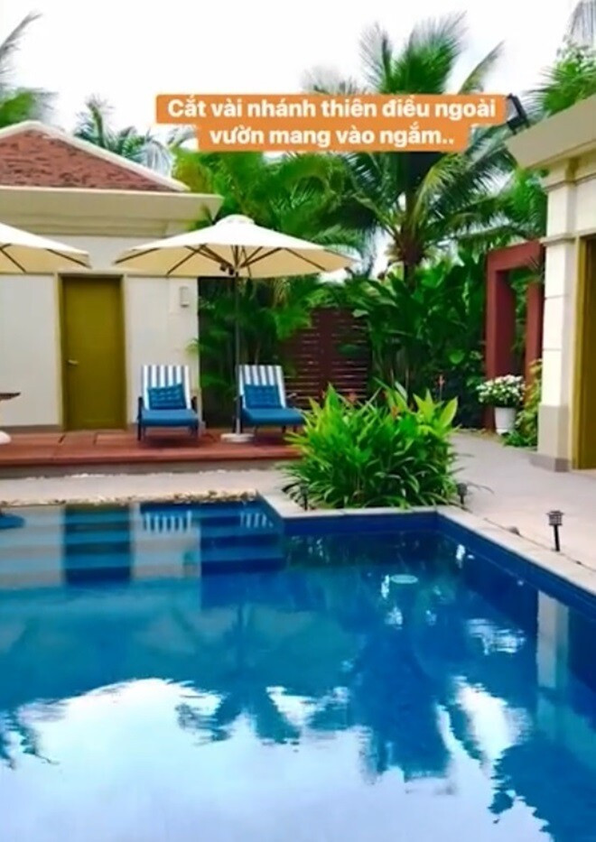 Khu vực nghỉ ngơi bên hồ bơi có ghế dài và ô che nắng không khác khu nghỉ dưỡng. Ảnh chụp màn hình