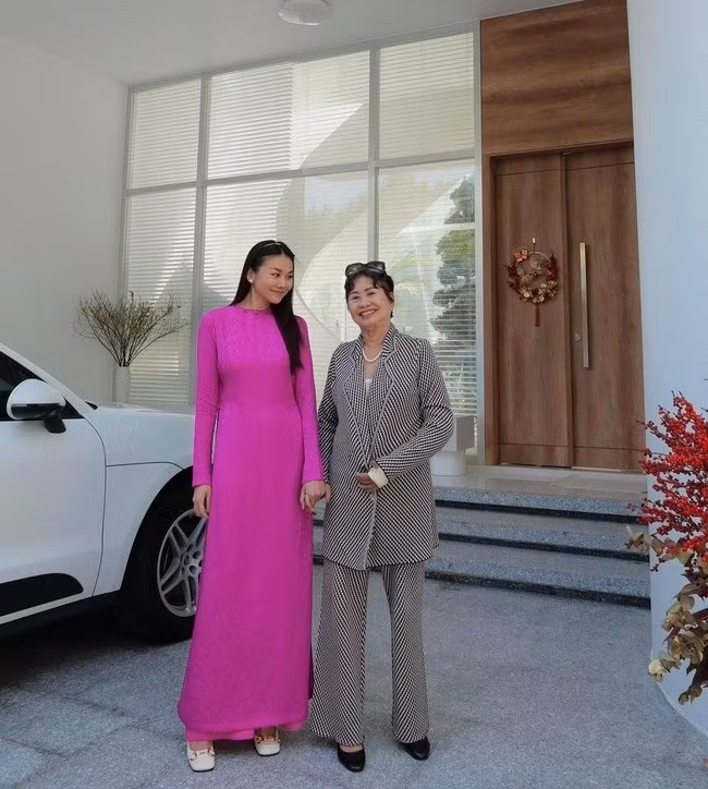 Bên ngoài nhà có sân rộng, thoáng đãng. Ảnh: FBNV