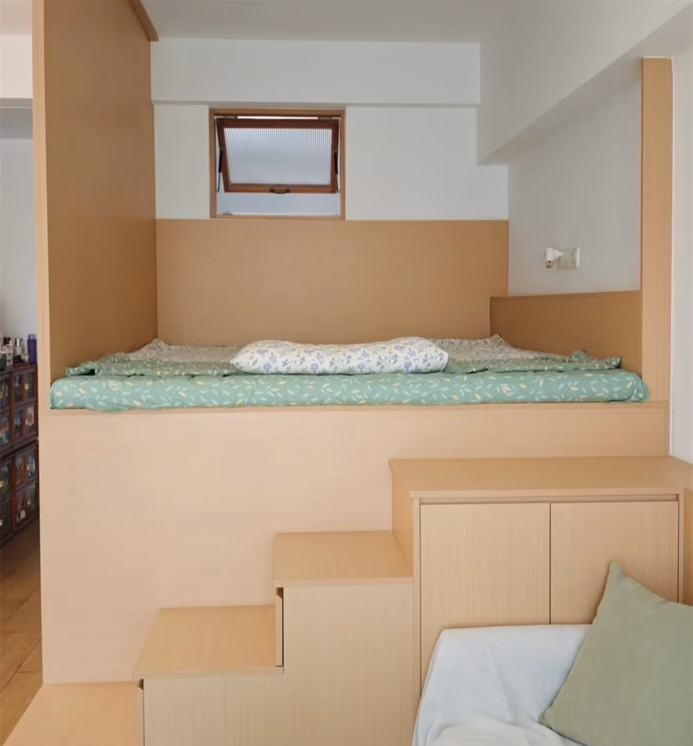 Phòng ngủ chính có giường nâng cao gần 1 mét, tạo không gian bên dưới để giấu tủ quần áo. Ảnh: Sohu