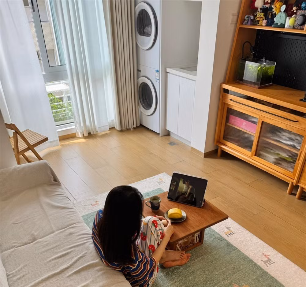 Đối diện là tủ phụ chia làm 3 tầng: trưng bày, nuôi cá – cây thủy sinh, và lưu trữ đồ. Ảnh: Sohu