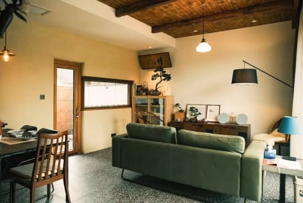 Do mùa đông khá lạnh nên ngôi nhà sử dụng cửa sổ bằng gỗ ốp nhôm có lớp kính cách nhiệt. Ảnh Toutiao