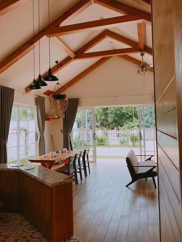 Nội thất bên trong nhà chủ yếu bằng gỗ. Ảnh: FBNV