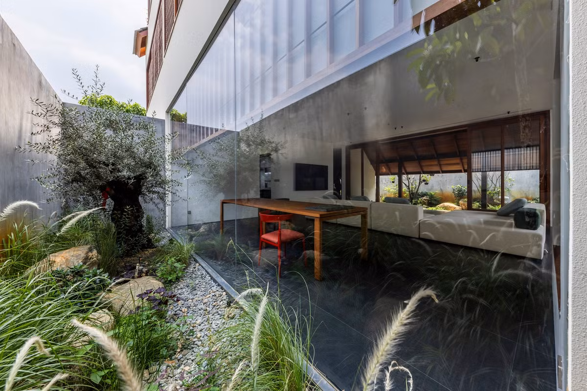 Việc sử dụng những "khối chức năng" này tạo ra một không gian trung tâm, trống trải, râm mát, kết nối bên ngoài và bên trong tòa nhà. Ảnh: Hiroyuki Oki