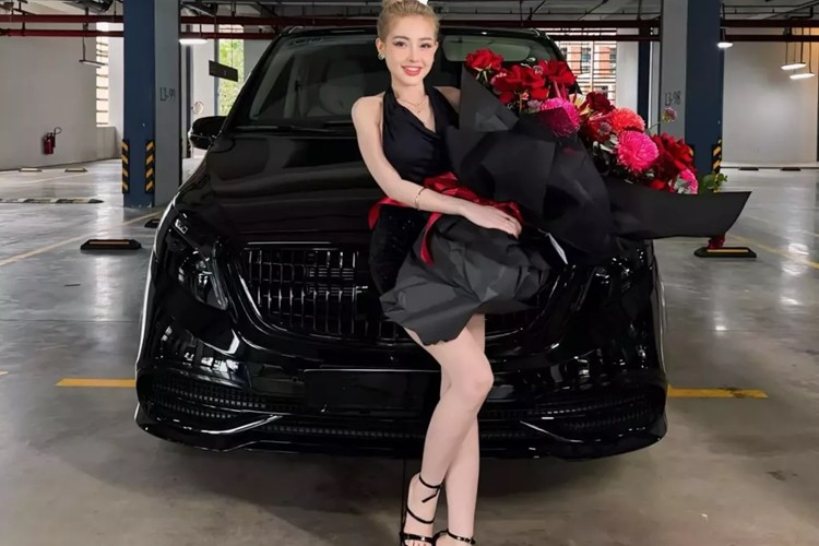 Sau đó, Ngân 98 tiếp tục tậu thêm chiếc Mercedes-Benz V-Class độ Maybach, chiếc xe được mệnh danh "chuyên cơ mặt đất". Ảnh: FBNV