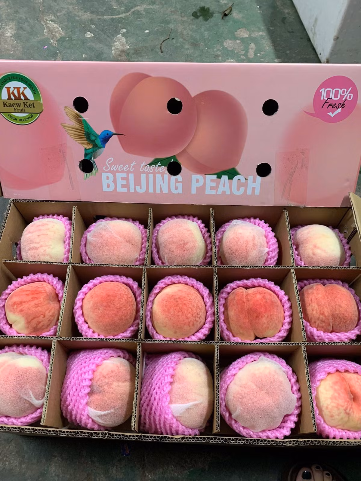 Đào tiên nhìn đẹp mã, giá cao nhưng khó bảo quản. Nếu để ở nhiệt độ thường, đào nhanh mềm. Do đó, các tiểu thương thường nhập theo đơn khách đặt, chỉ nhập dư ra khoảng vài thùng để bán cho khách mua lẻ phát sinh. Ảnh: Facebook