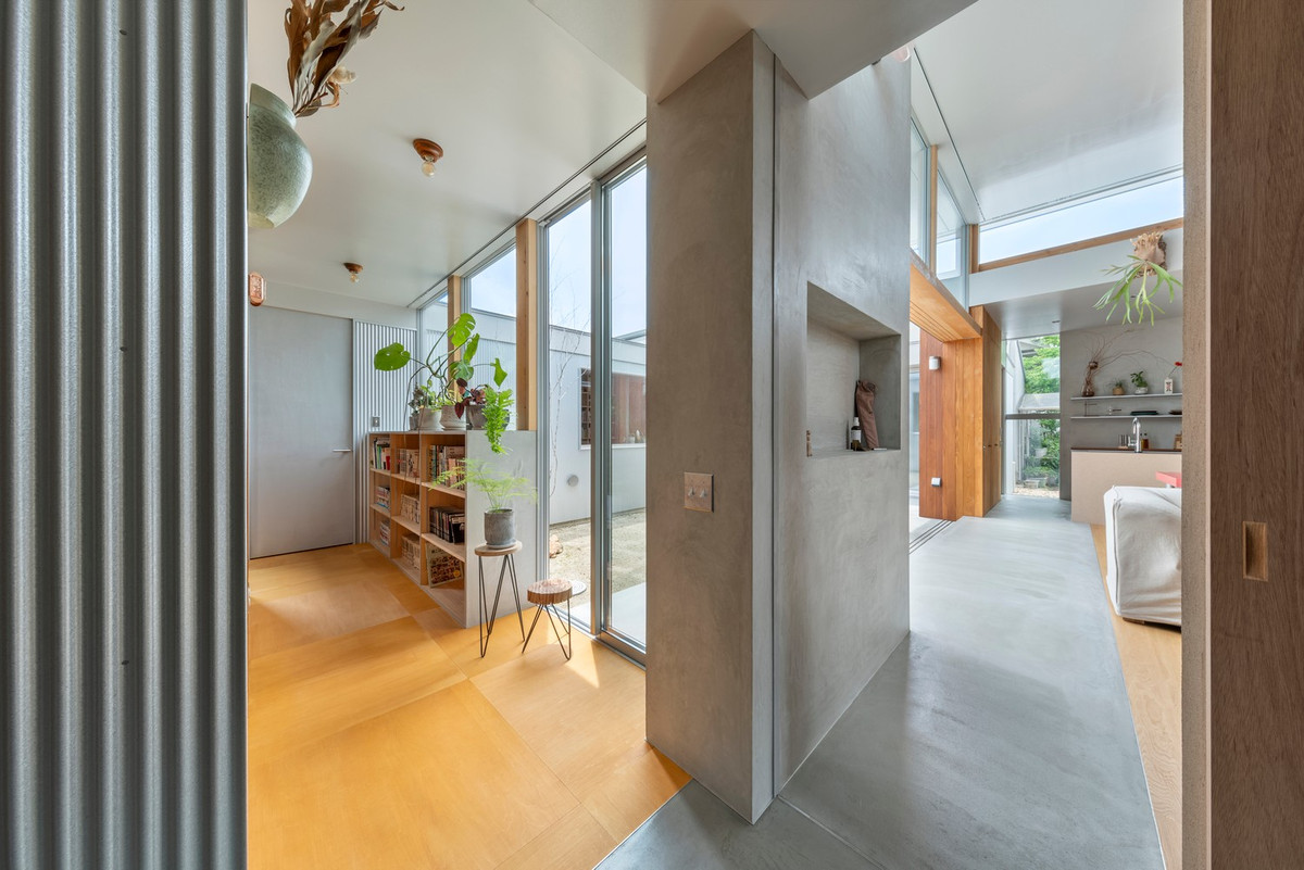 Các bức tường đứng độc lập, đảm nhiệm đồng thời vai trò ngăn chia, lưu trữ và định hình công năng. Ảnh: Studio ToLoLo