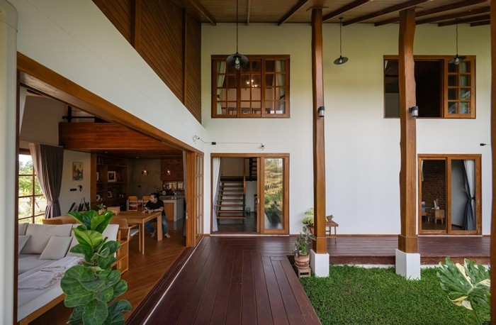 Các cột gỗ đỡ mái giúp định hình nhịp điệu mặt đứng. Ảnh: Rungkit Charoenwat