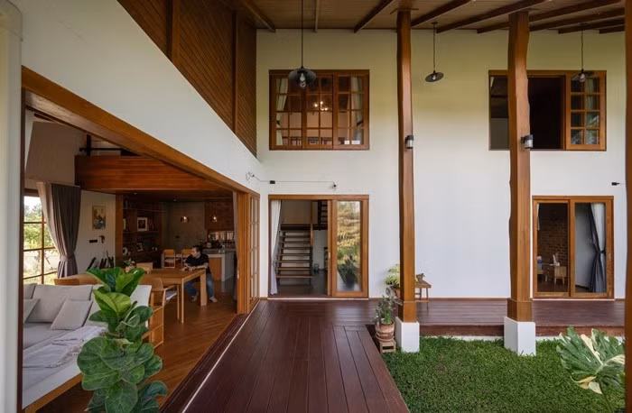 Các cột gỗ đỡ mái giúp định hình nhịp điệu mặt đứng. Ảnh: Rungkit Charoenwat