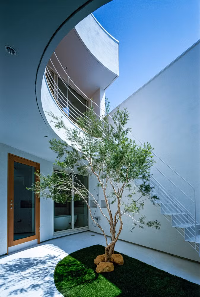 Mong muốn của gia chủ là có một không gian sống như khu nghỉ dưỡng, sân vườn biệt lập để vui chơi cùng thú cưng. Ảnh: Katsuya Taira（studioREM）