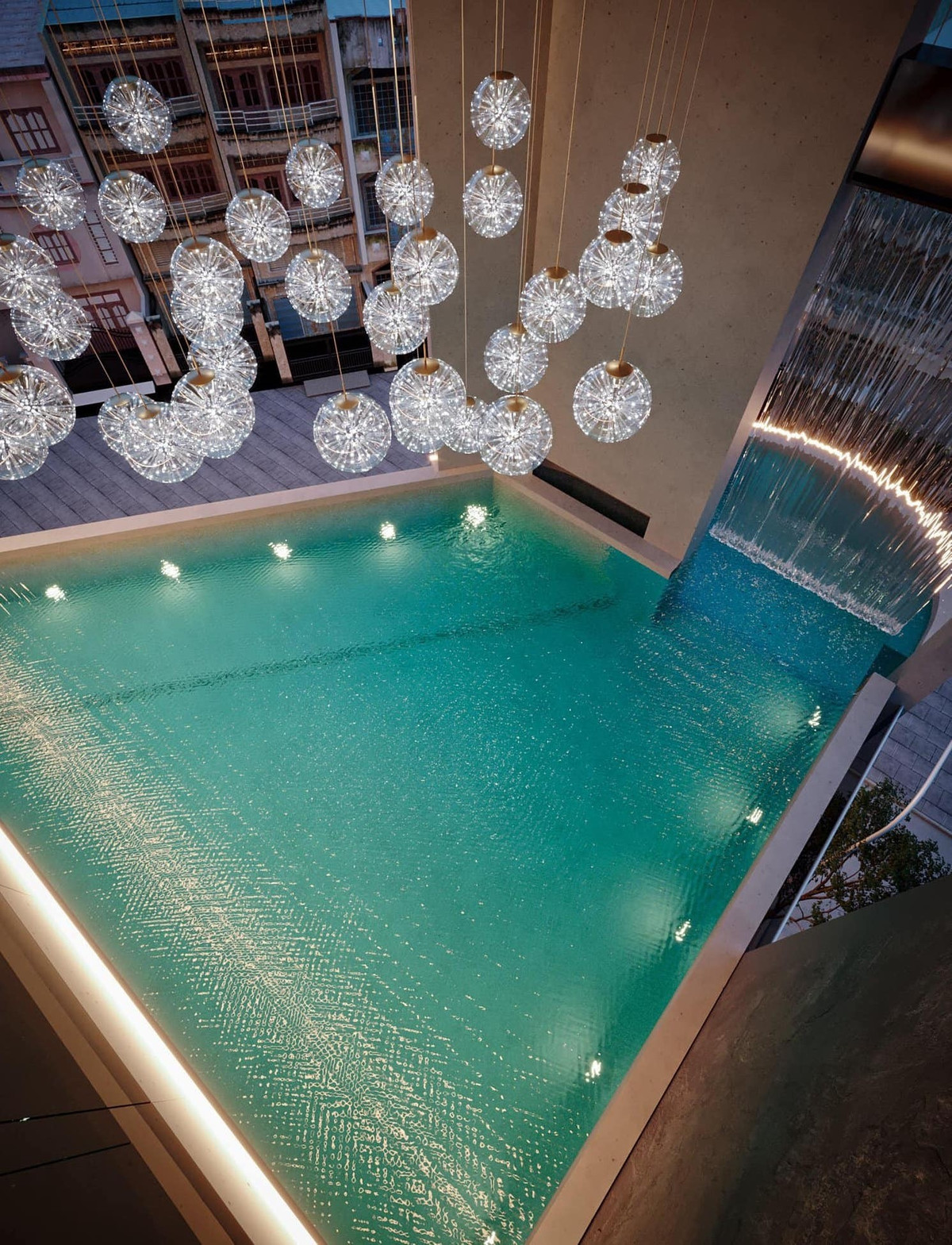 Bể bơi trong nhà rộng rãi, được trang trí đèn lộng lẫy. Ảnh: FB Nguyen Le Viet Anh