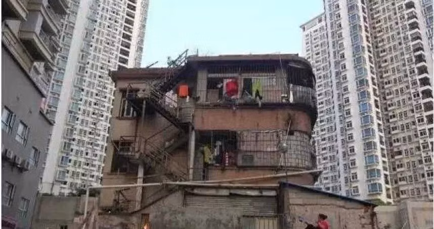 Năm 2016, giá nhà ở Thâm Quyến tăng gấp nhiều lần. Chủ đầu tư đánh giá lại giá trị khu đất và nâng mức bồi thường lên 20 triệu NDT (khoảng 74 tỷ đồng). Dù vậy, chủ hộ vẫn kiên quyết giữ lập trường, chỉ chấp nhận con số 300 triệu NDT. Ảnh: Sina