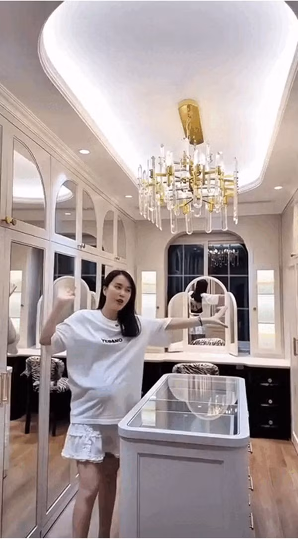 Phòng thay đồ kiêm bàn trang điểm, thiết kế tối ưu công năng, thoáng và dễ sử dụng. Ảnh chụp màn hình