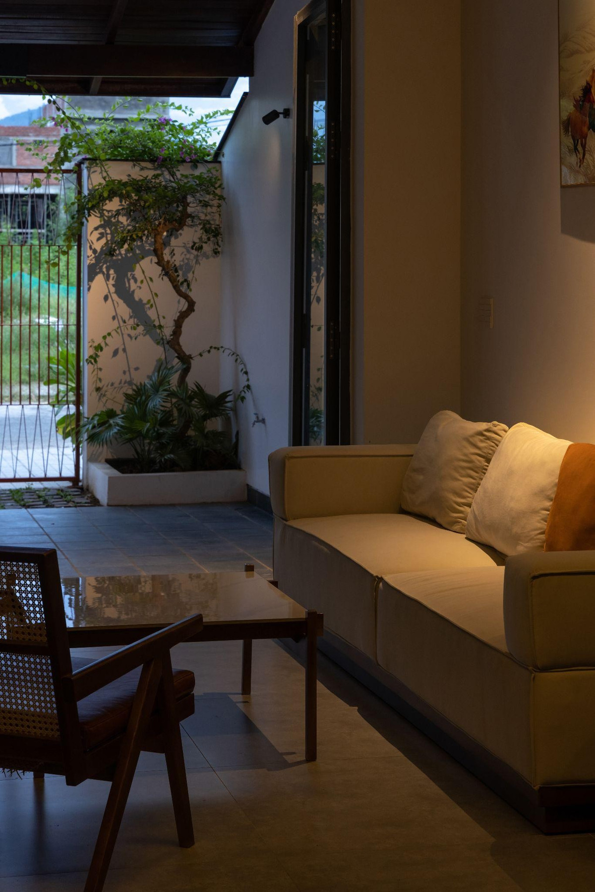 Nội thất mang phong cách tối giản. Ảnh: Hoangle