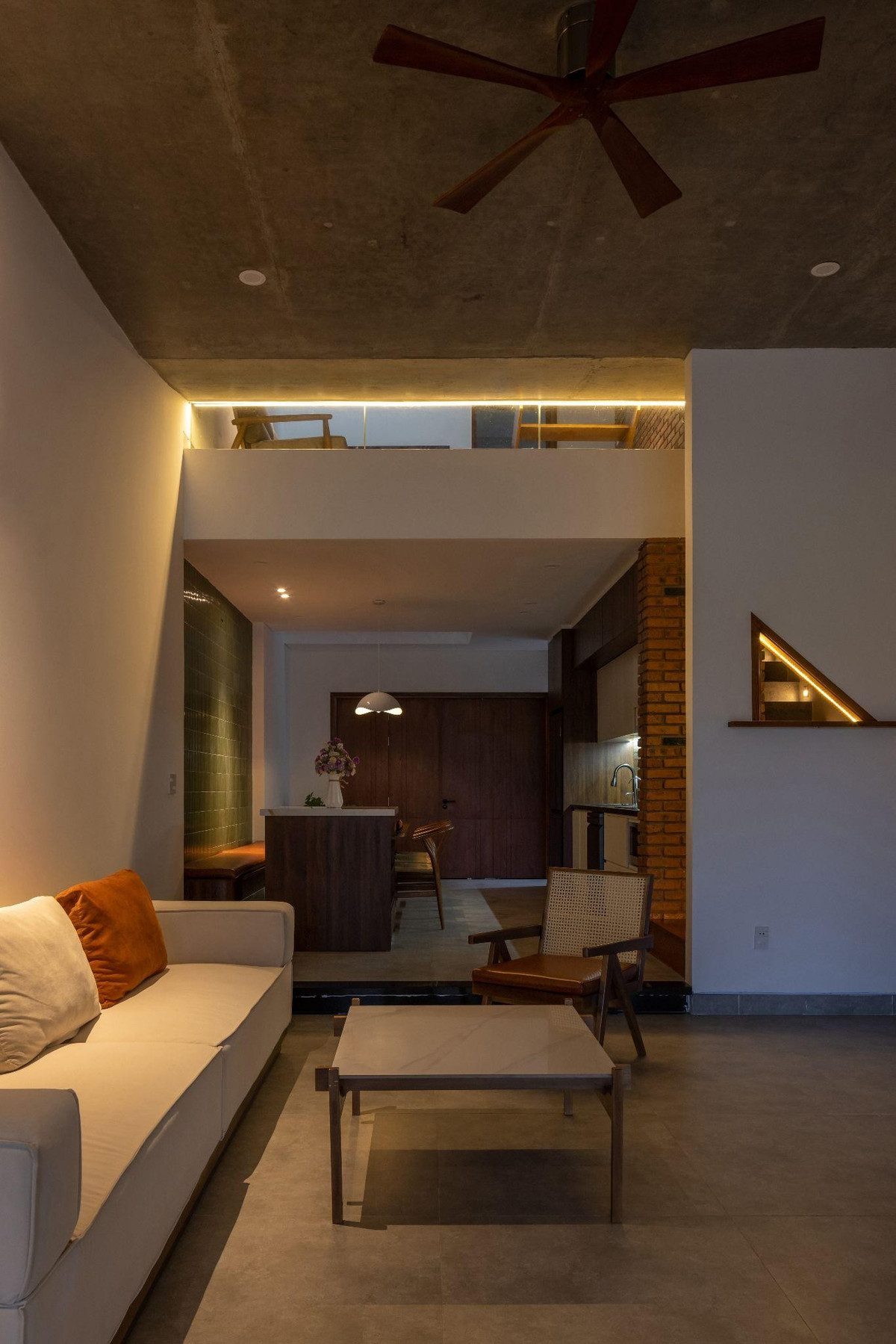 Cao độ sàn thay đổi tạo sự phân chia giữa phòng khách và bếp. Ảnh: Hoangle