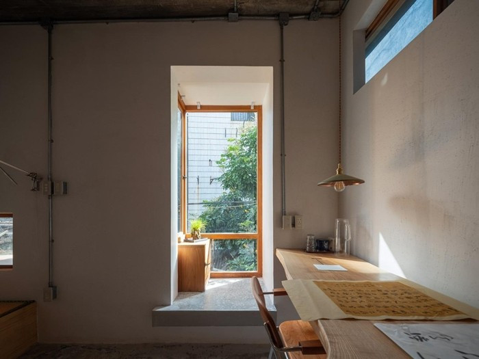 Góc làm việc bố trí cạnh cửa sổ đón ánh sáng tự nhiên. Ảnh: Ce Wang