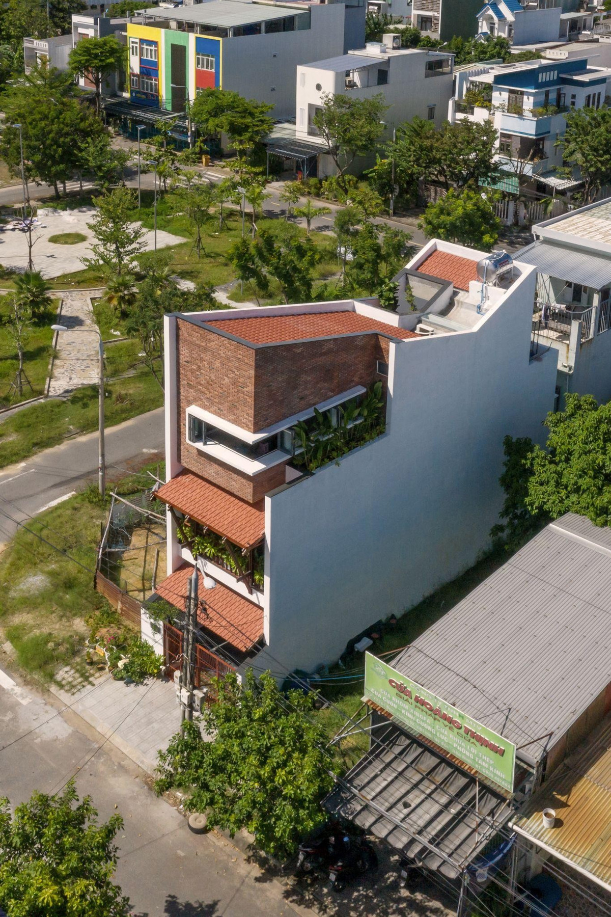 Tọa lạc tại phường Hòa Minh, TP. Đà Nẵng, Gạo Lứt House nằm trong bối cảnh nhà phố 5×18m chỉ có một mặt thoáng duy nhất, lại đối mặt hướng Tây Nam nắng gắt từ 11 giờ đến 17 giờ và không gian bị kẹp giữa khu dân cư mới. Ảnh: Hoangle