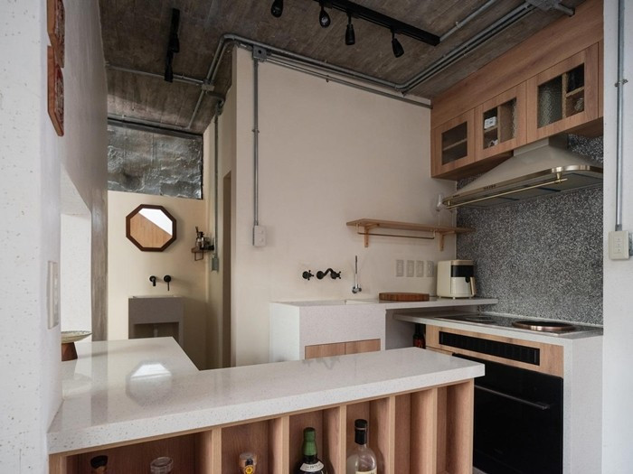 Khu bếp gọn gàng với hệ tủ gỗ tự nhiên. Ảnh: Ce Wang