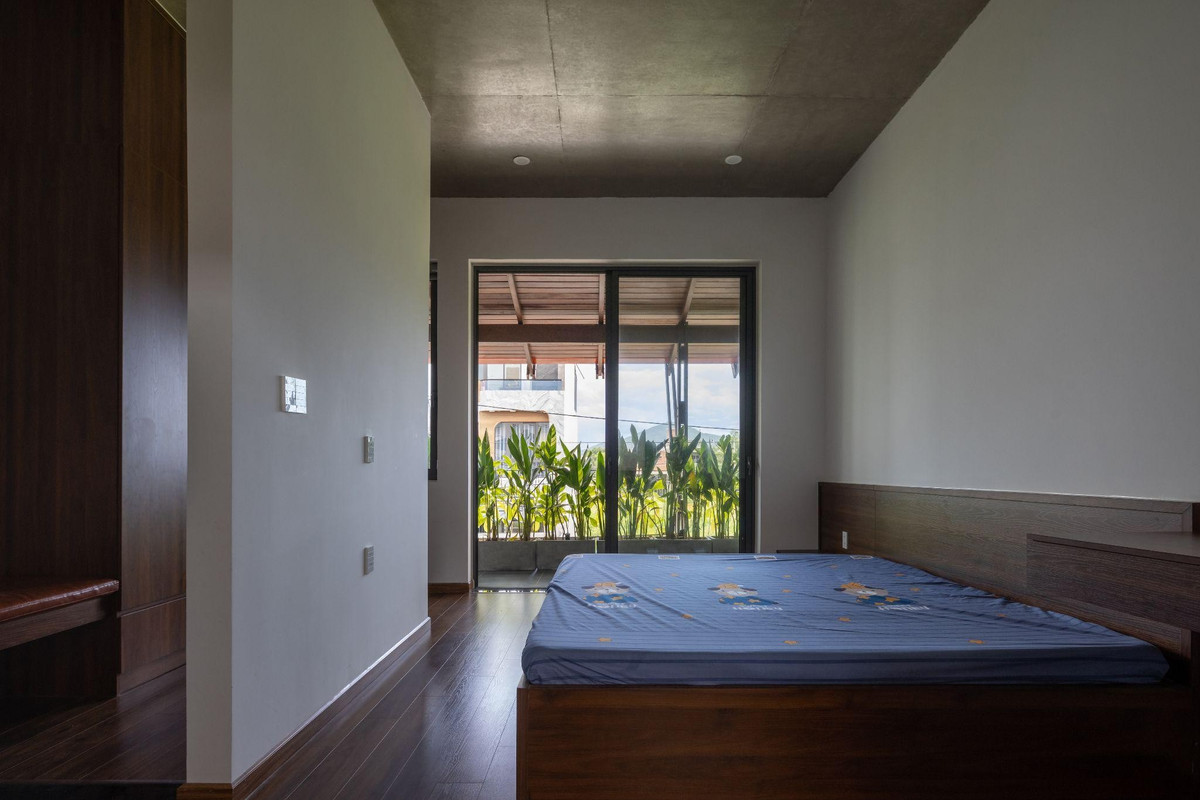 Phòng ngủ với ban công hướng ra vườn cây mini xanh mát. Ảnh: Hoangle