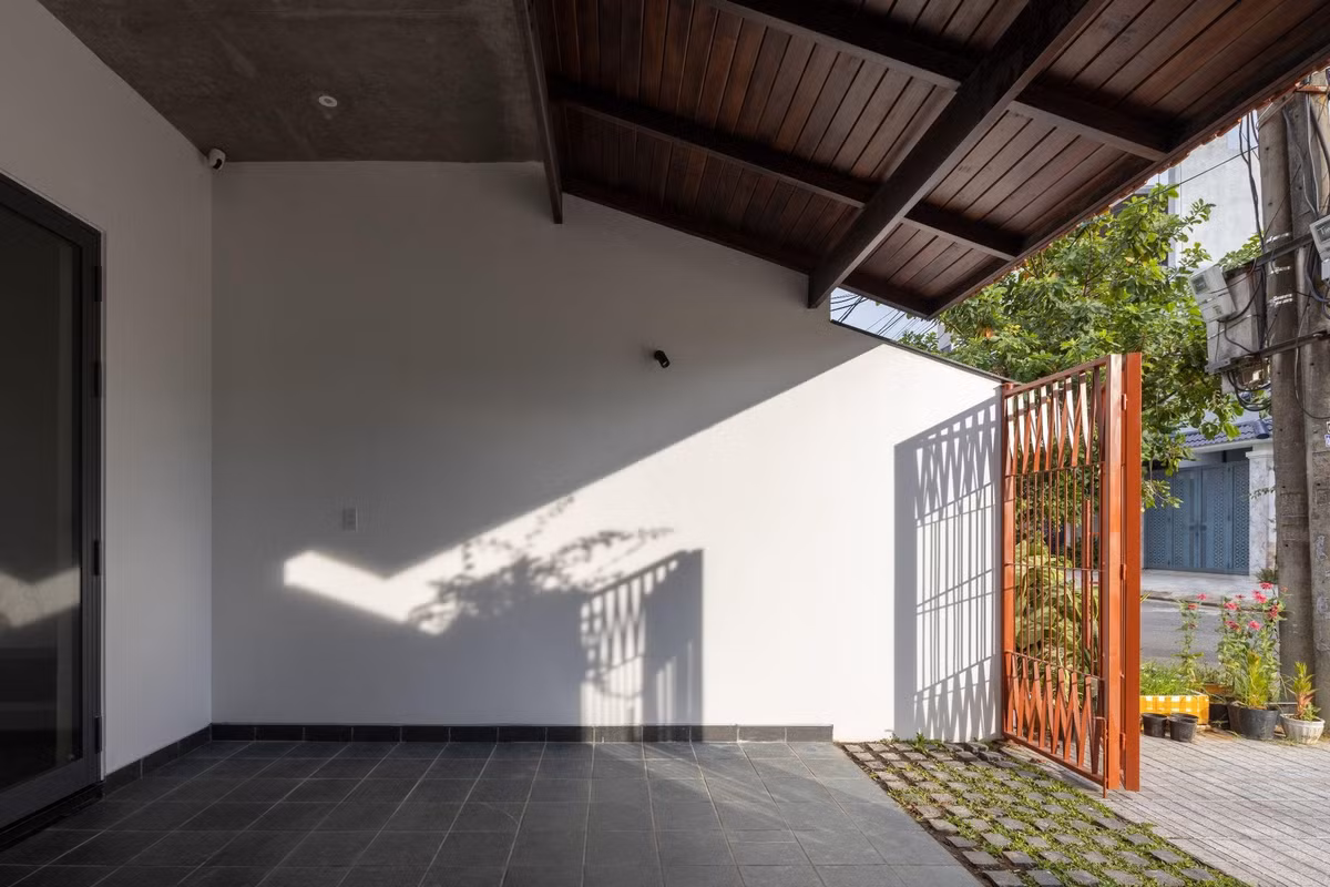 Hiên nhà rộng, mái che dài ngăn ánh nắng buổi trưa chiều chiếu thẳng vào nhà. Ảnh: Hoangle