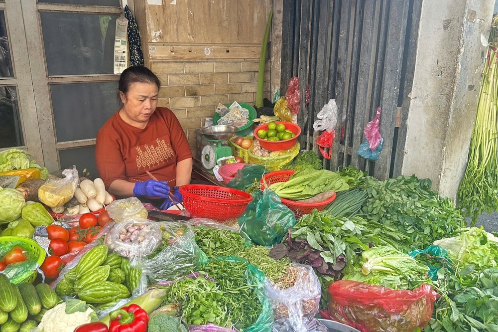 Nhiều tiểu thương lớn tuổi cho biết gặp không ít khó khăn khi phải làm quen với các quy định mới về thuế, hóa đơn và sổ sách. Ảnh: THẢO HIỀN