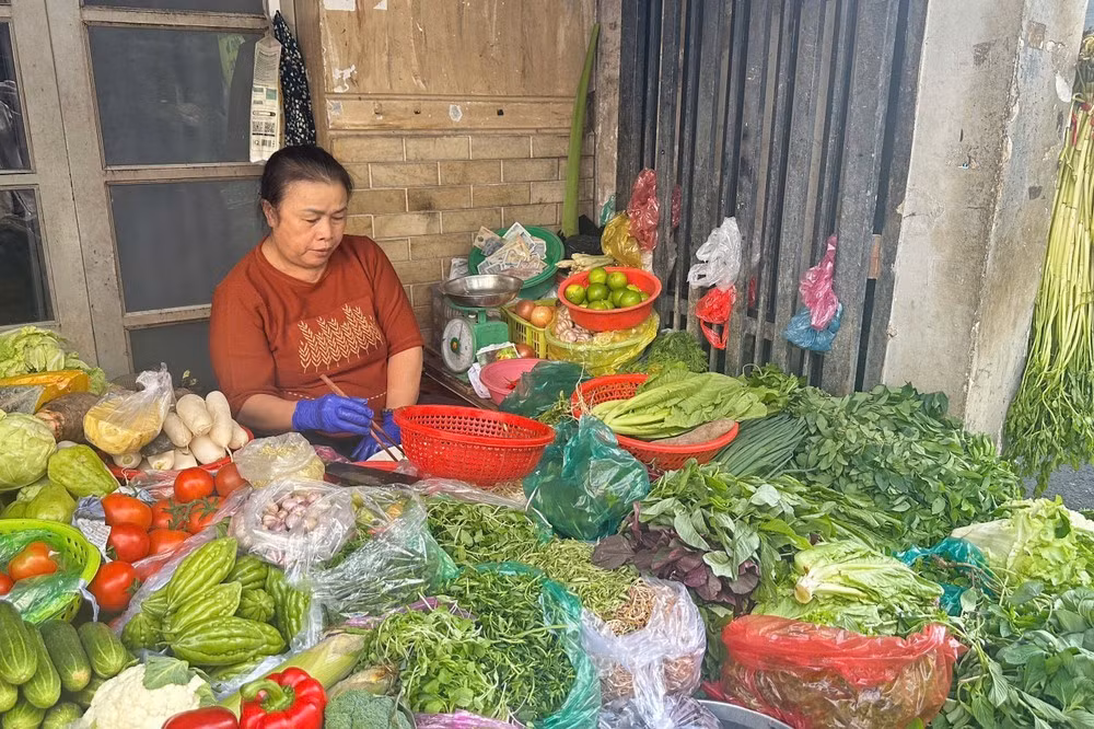Nhiều tiểu thương lớn tuổi cho biết gặp không ít khó khăn khi phải làm quen với các quy định mới về thuế, hóa đơn và sổ sách. Ảnh: THẢO HIỀN