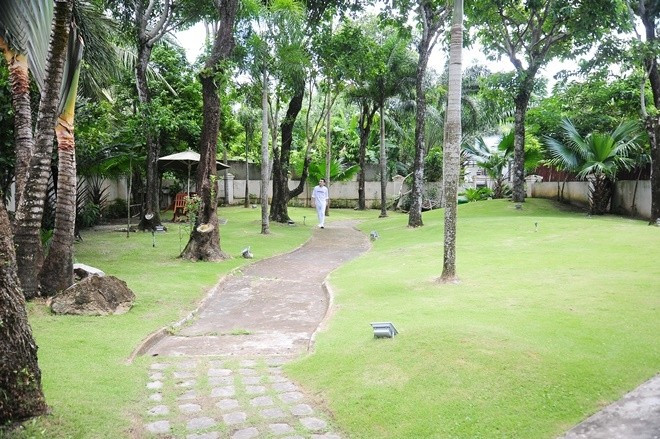 Suốt chiều dài khu nhà là thảm cỏ xanh mướt men theo những phiến đá trải dọc làm lối đi. Ảnh: Dân Việt