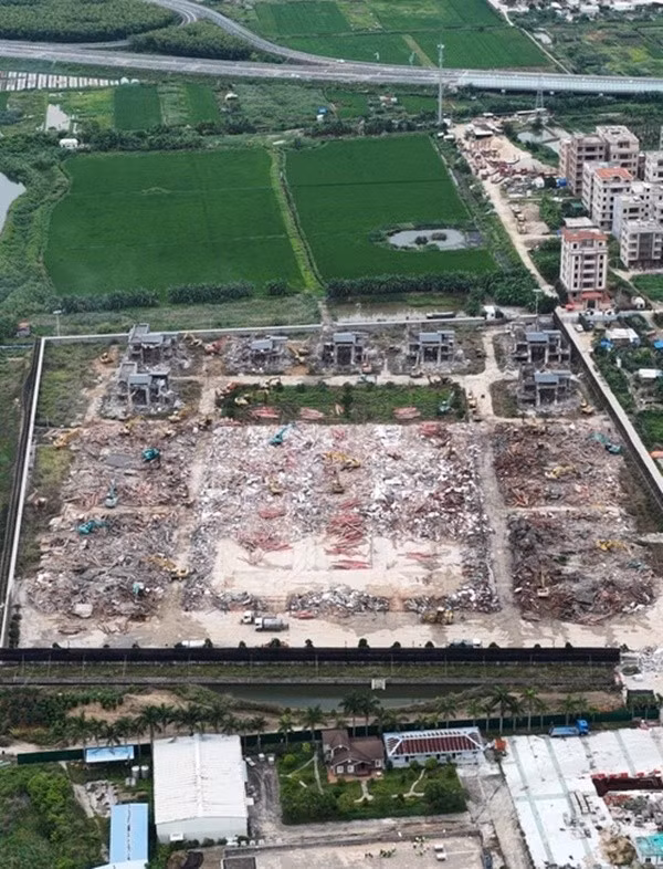 Khoảng 20 - 30 máy xúc tiến hành phá dỡ công trình. Chỉ sau một đêm, dinh thự gồm 4 tòa nhà cổ theo phong cách sân Bắc Kinh và 7 biệt thự theo phong cách châu Âu đã bị san phẳng. Ảnh: HK01