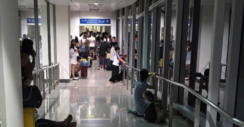 Hình ảnh hành khách mắc kẹt trong hành lang tại sân bay lan truyền trên mạng.
