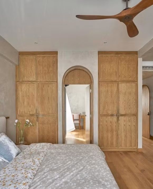 Một phòng ngủ khác trong nhà ấm cúng với nội thất gỗ chủ đạo. Ảnh: FBNV