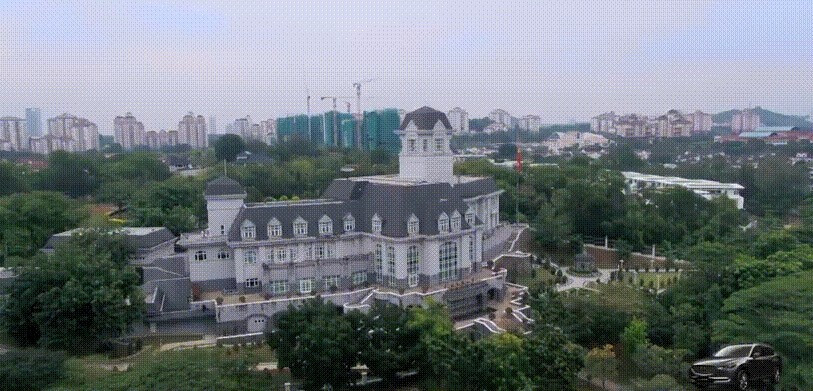 Dinh thự rộng đến mức đi cả ngày chưa chắc đã hết. Trong đó, diện tích tòa nhà chính đã hơn 2.000 m2. Ảnh: QQ