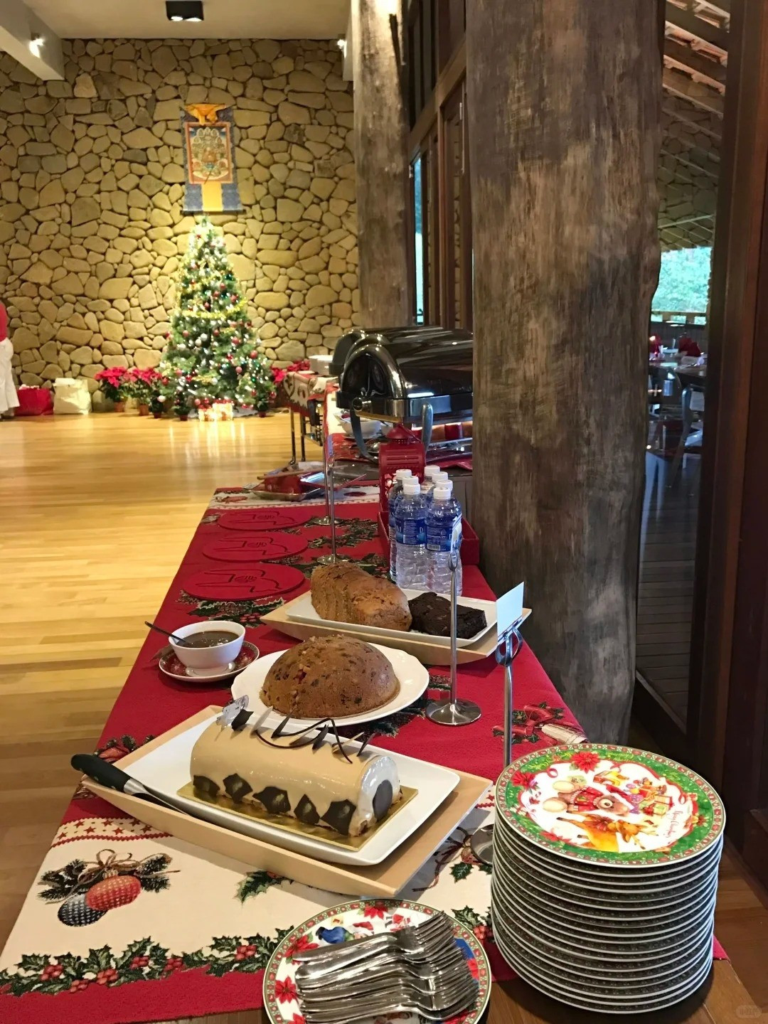 Không gian bên trong biệt thự vẫn mang đến cảm giác resort nhưng theo cách ấm cúng với khung cửa, bệ cửa, nhiều mảng tường được ốp gỗ, kết hợp với tường đá thô. Ảnh: QQ