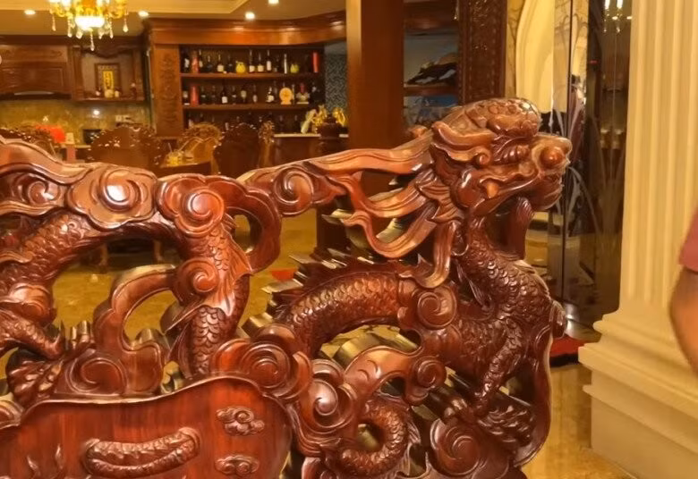 Ghế rồng chạm khắc thủ công trong không gian sinh hoạt chung. Ảnh chụp màn hình