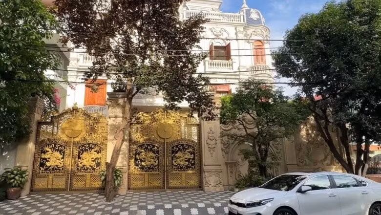 Biệt thự mang phong cách châu Âu cổ điển với cổng mạ vàng, chạm rồng tinh xảo. Ảnh chụp màn hình