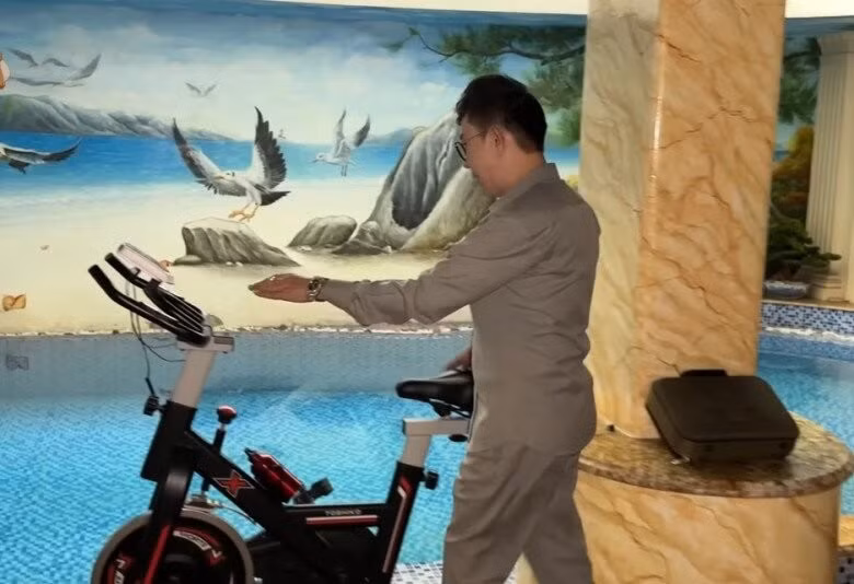 Khu vực bể bơi trong nhà có tranh tường biển, ánh sáng nhân tạo, mô phỏng không gian ngoài trời. Ảnh chụp màn hình