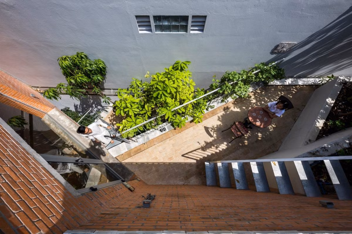 Những khu vườn này liên kết với nhau bằng hệ cầu thang thép ngoài trời, tạo thành một “khu vườn liên tục” mà trẻ em có thể chạy nhảy khám phá khắp nơi. Ảnh: Hiroyuki Oki