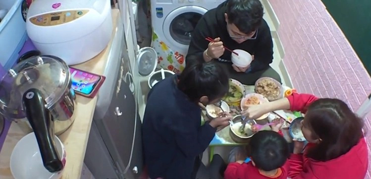Do chi phí thuê nhà ở đắt đỏ, nhiều gia đình tại Hong Kong phải sống trong căn hộ từ 5 - 10m2. Ảnh: QQ