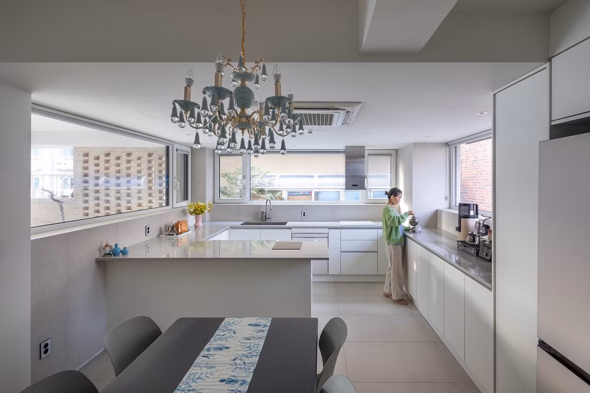 Do không đủ diện tích chia thành các phòng ngủ riêng, nhóm thiết kế mở rộng tầng một, tạo sảnh đón mới và biến không gian này thành khu bếp kết hợp phòng ăn. Ảnh: Architecture Studio YEIN