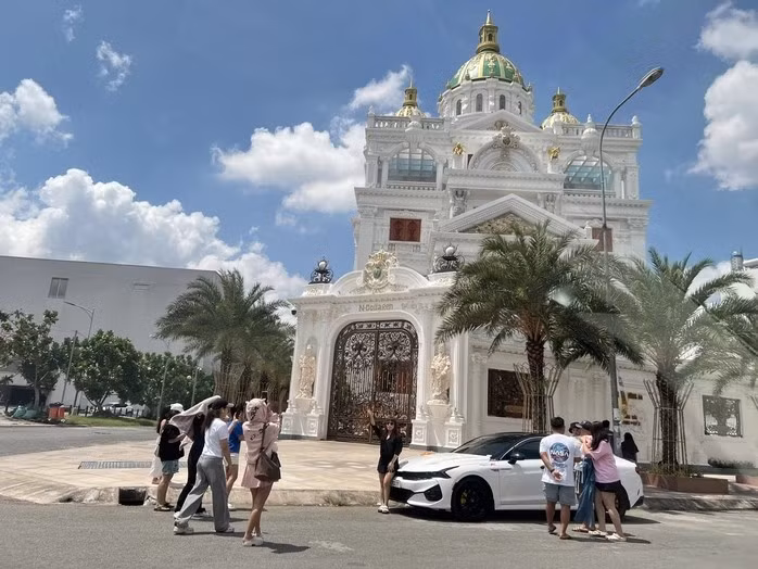 Theo ghi nhận của phóng viên Báo Người Lao Động, trưa 19/10, bất chấp trời nắng gay gắt, nhiều người vẫn tiếp tục quay, chụp ảnh ngôi nhà của Ngân Collagen. Ảnh: Người lao động