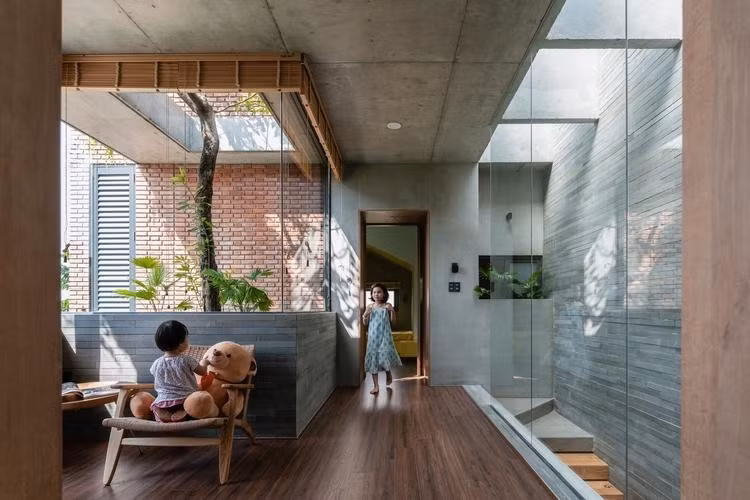 Nhờ giếng trời, các phòng trong nhà đều được tiếp xúc với ánh sáng tự nhiên. Ảnh: Quang Trần