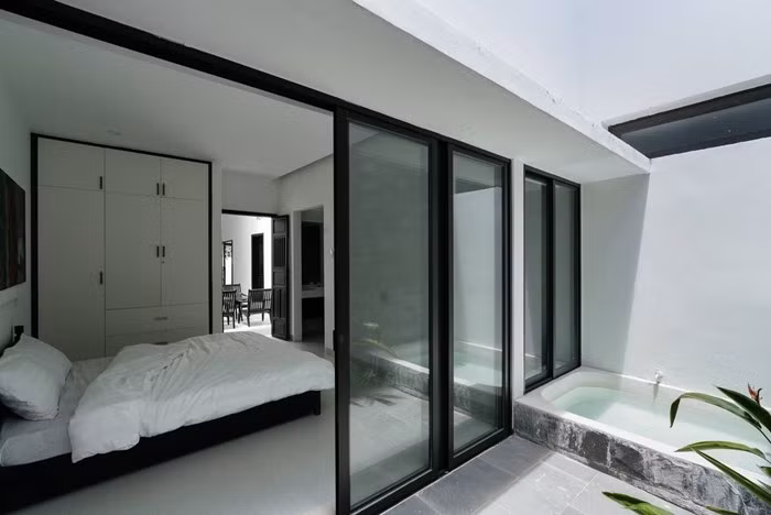 Bồn tắm ngoài trời ốp đá làm toát lên vẻ hiện đại của căn phòng. Ảnh: 6717 studio