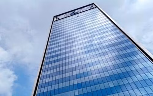 Bên cạnh đó, hệ thống này tích hợp công nghệ xe-điện-lưới (V2G), cho phép các xe điện đỗ tại đây trở thành một phần của hệ sinh thái năng lượng của tòa nhà. Ảnh: Tân Hoa Xã